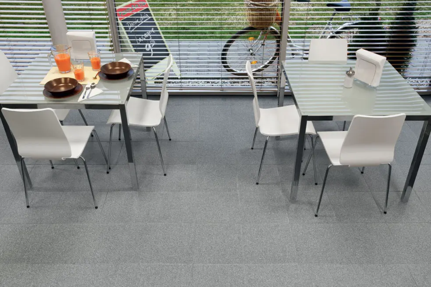 Wnętrze kawiarni w minimalistycznym stylu